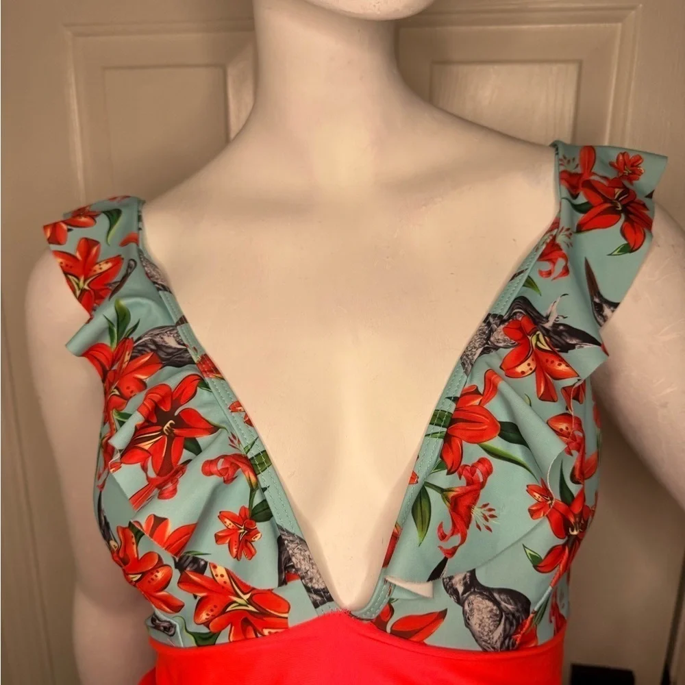 Unbranded Floral V-Neck Swimsuit Size Medium.